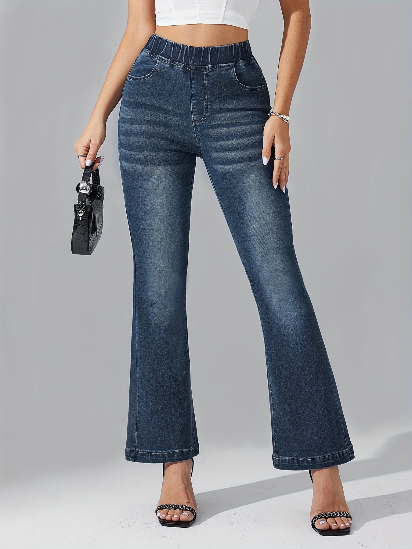 Lässige, bequeme Flare-Jeans