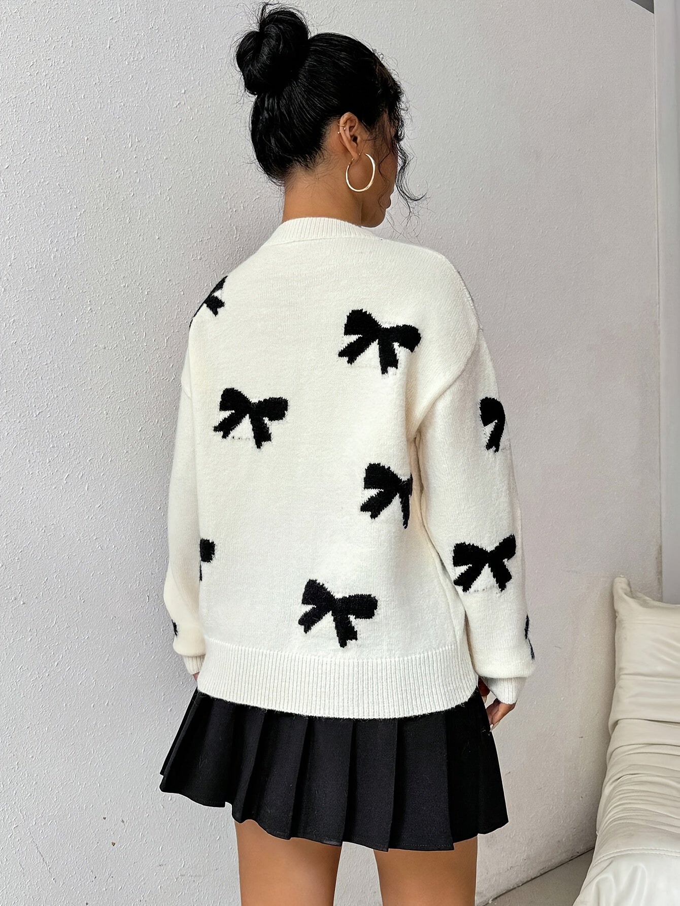 Knitted sweater with bows