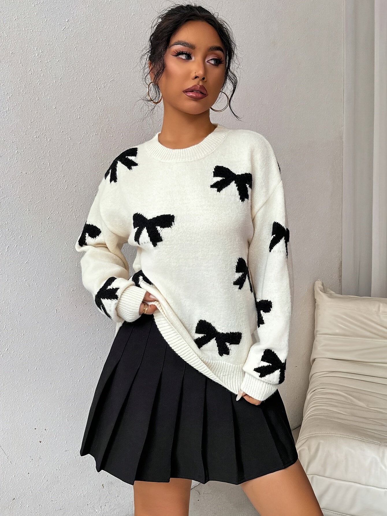 Knitted sweater with bows